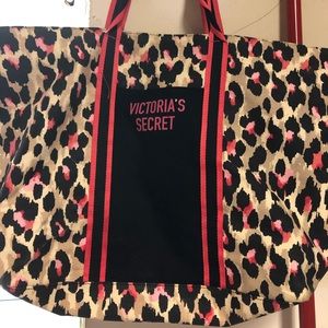 Victoria Secret animal 🦒 print bag!! Huge!!